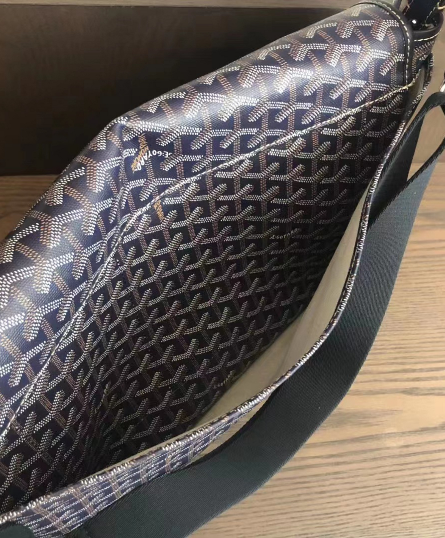 Capetien MM Messenger Bag