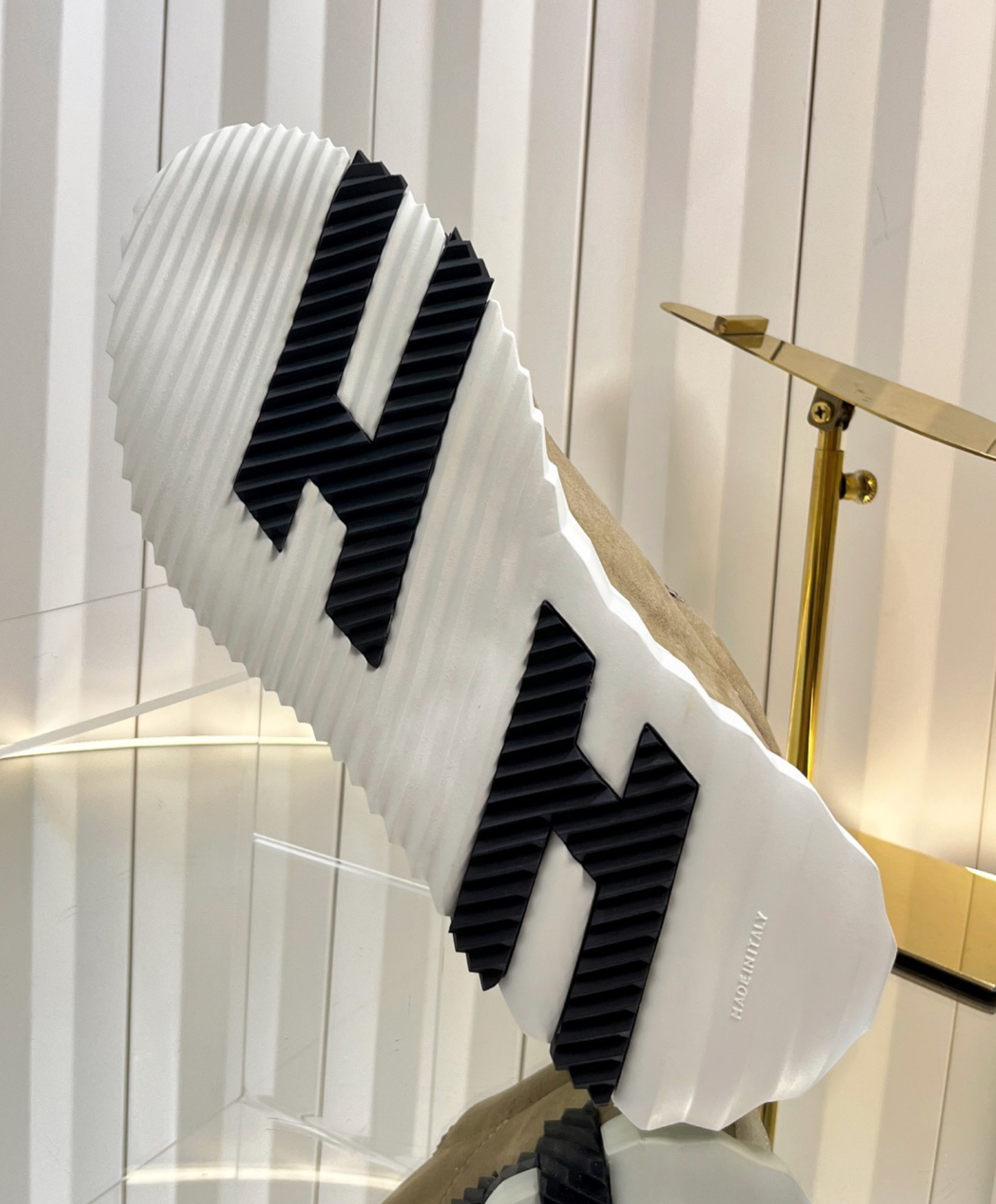 Bouncing Sneaker