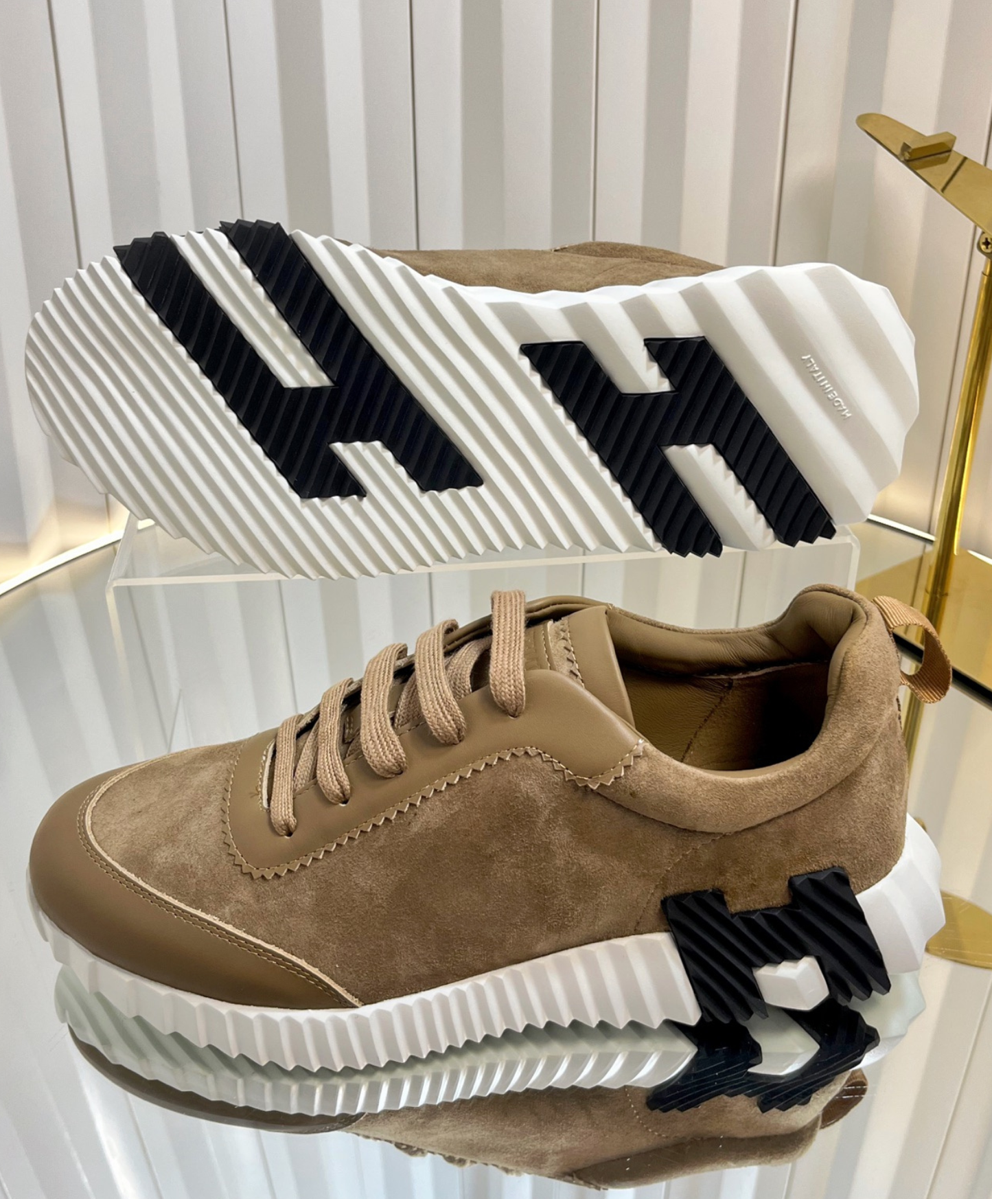 Bouncing Sneaker