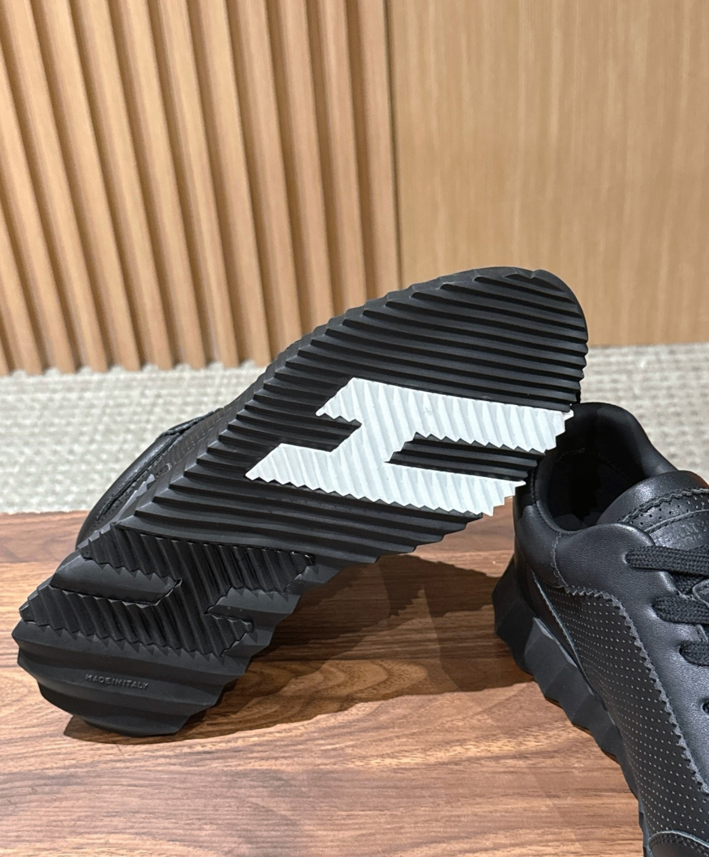 Bouncing Sneaker