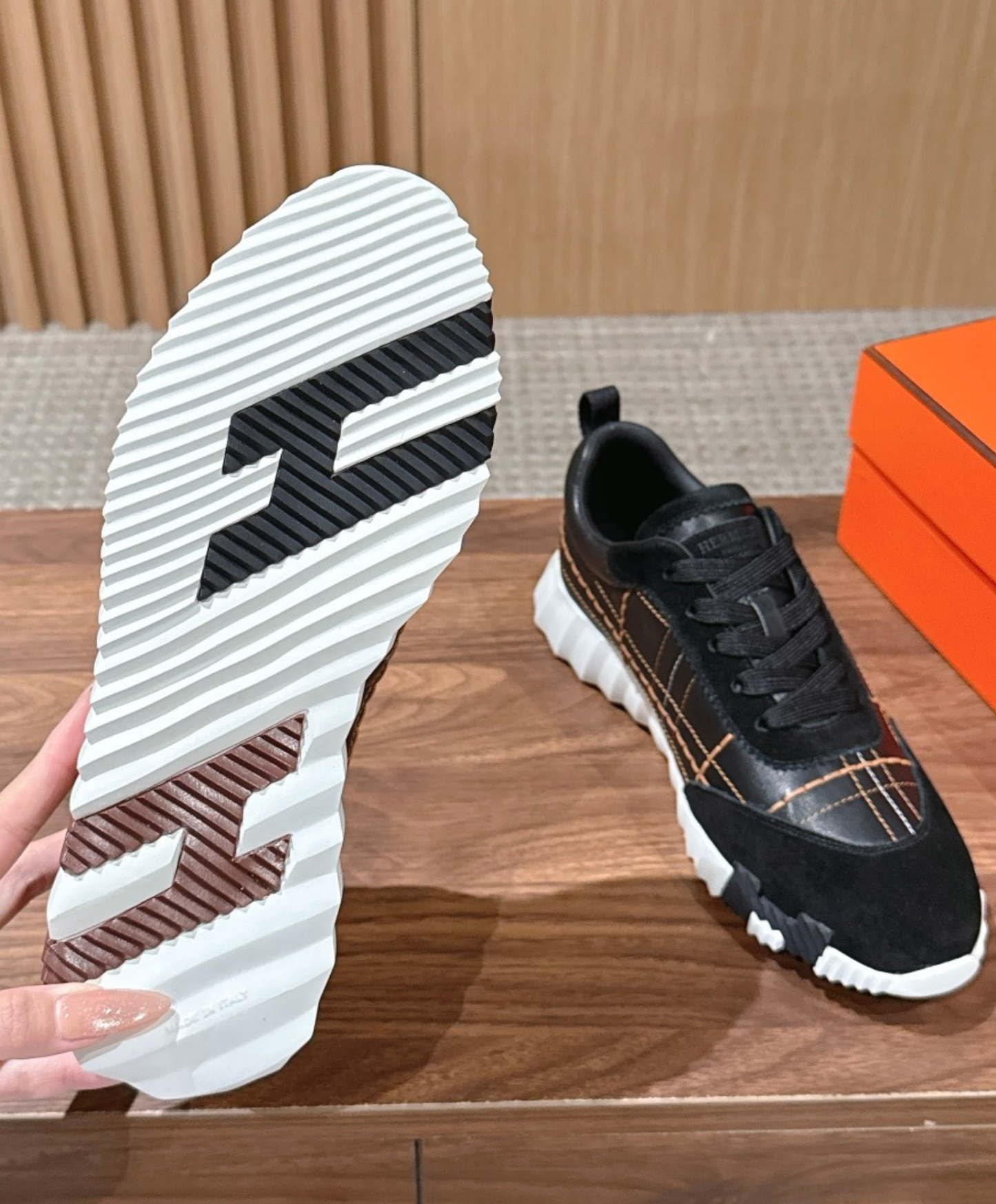 Bouncing Sneaker