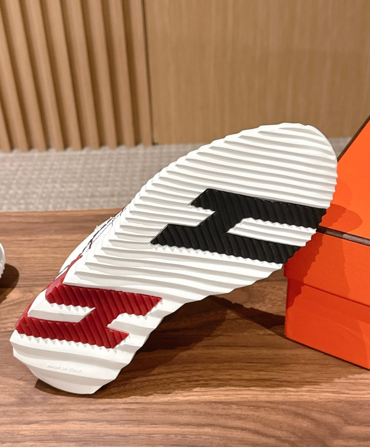 Bouncing Sneaker