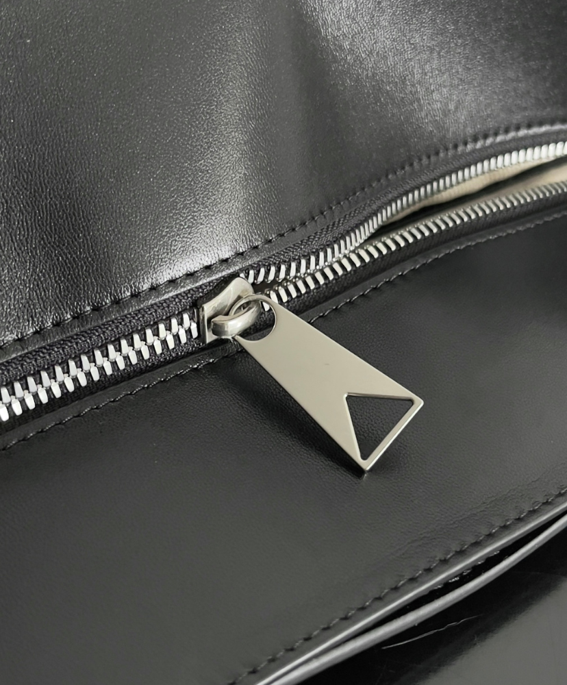 Large Intrecciato Zipped Tote