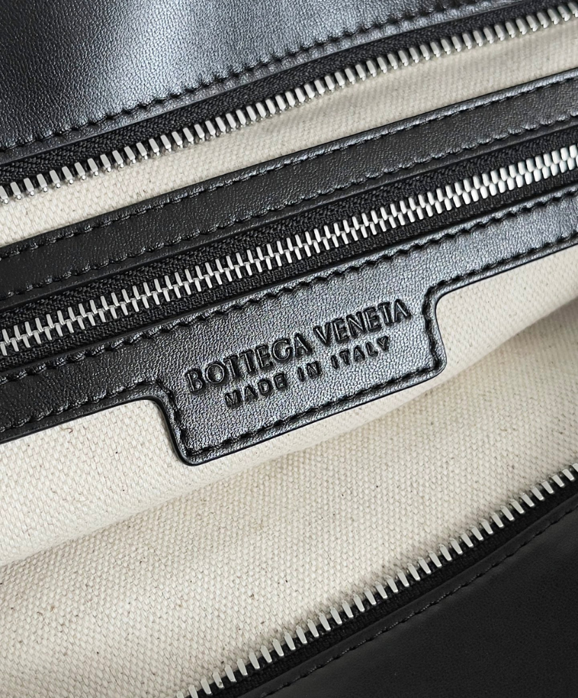Large Intrecciato Zipped Tote