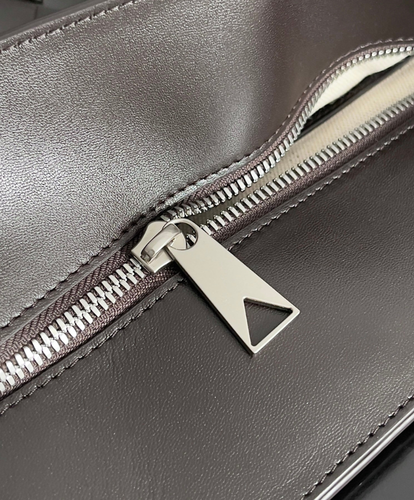 Large Intrecciato Zipped Tote
