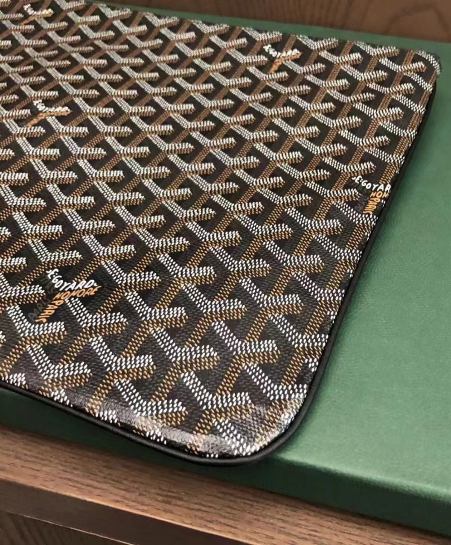 Senat MGM Pouch