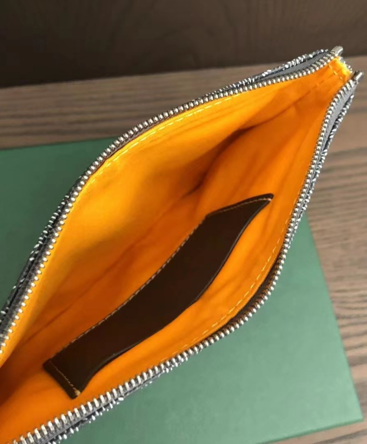 Senat PM Pouch