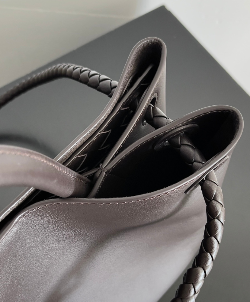 Andiamo Medium Leather Tote