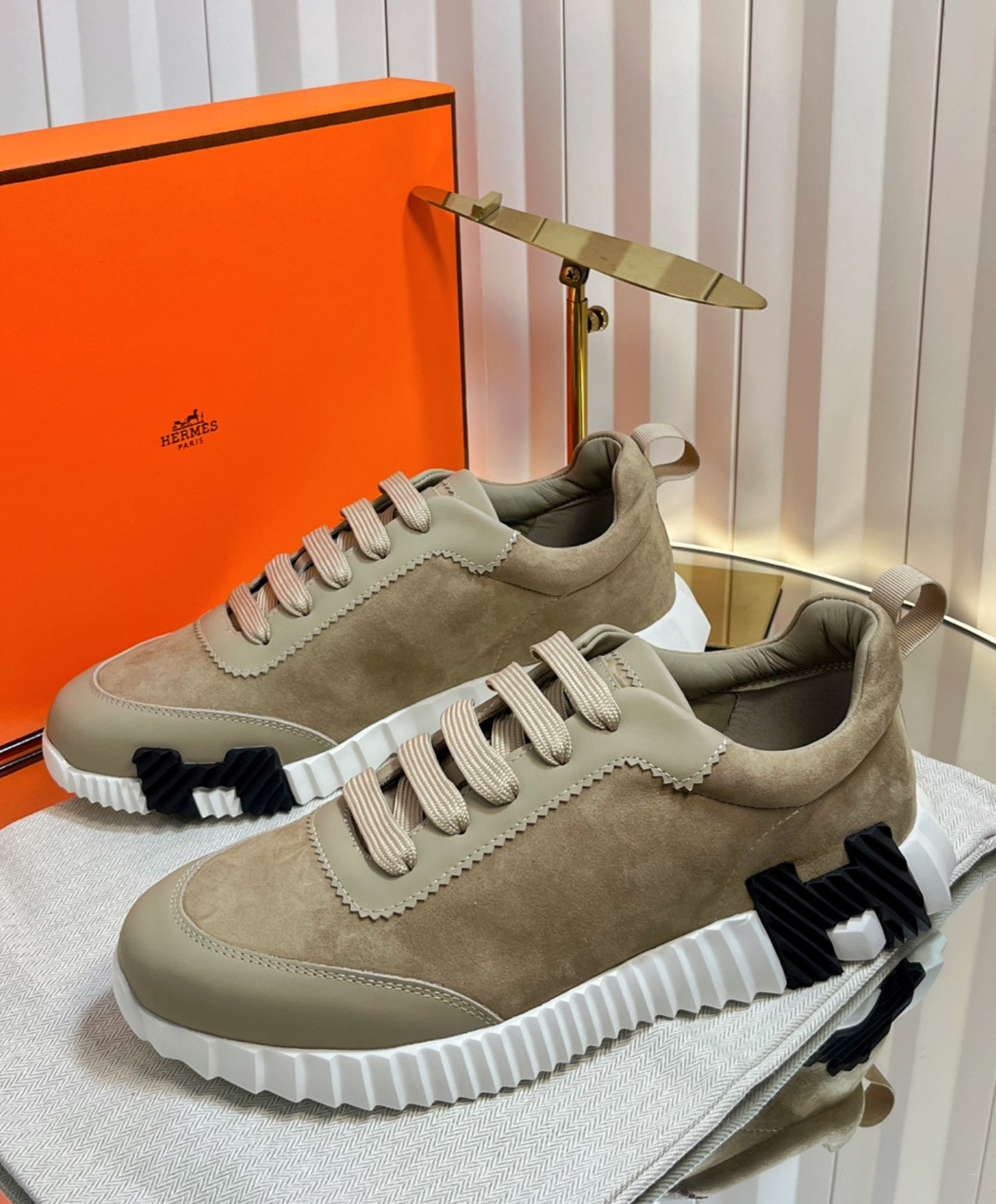 Bouncing Sneaker
