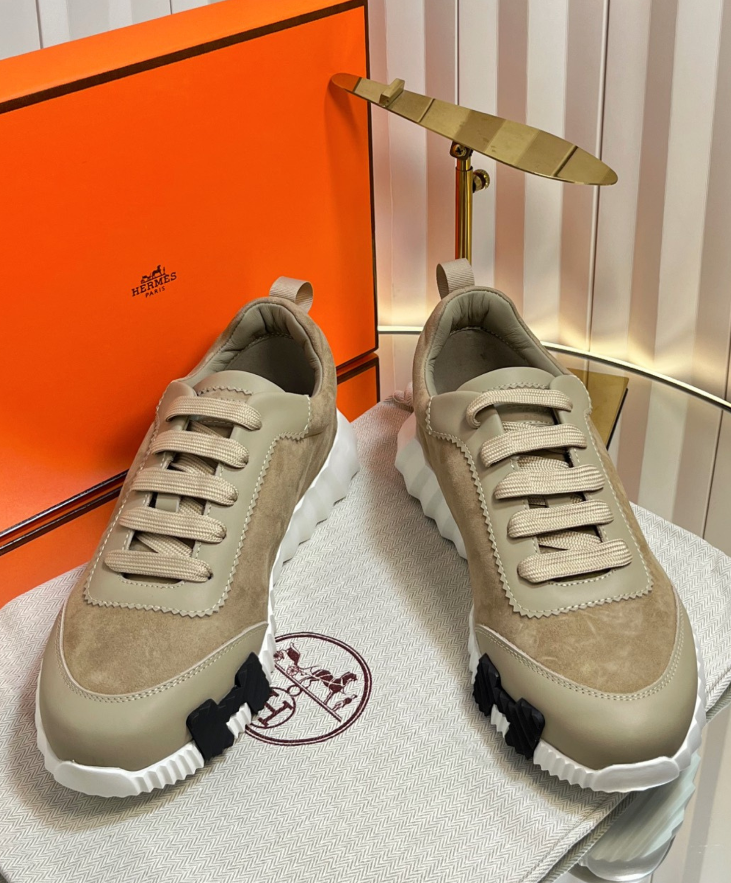 Bouncing Sneaker