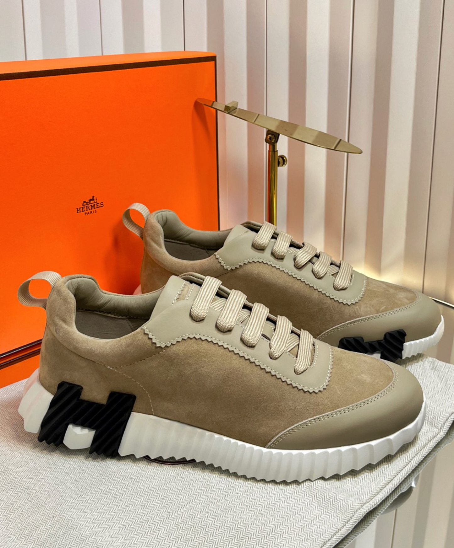 Bouncing Sneaker