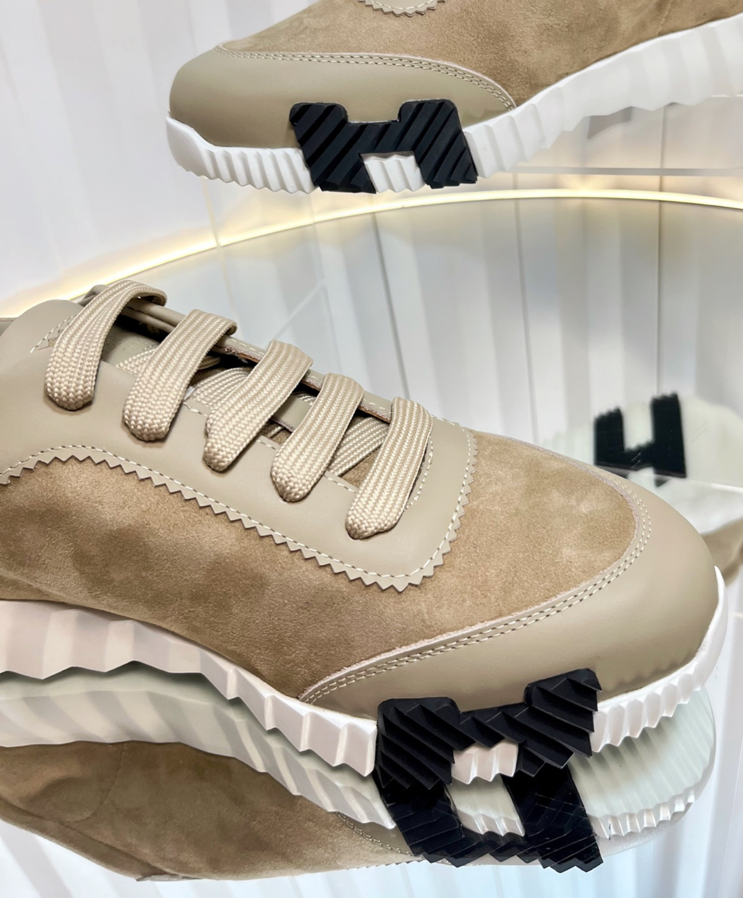 Bouncing Sneaker