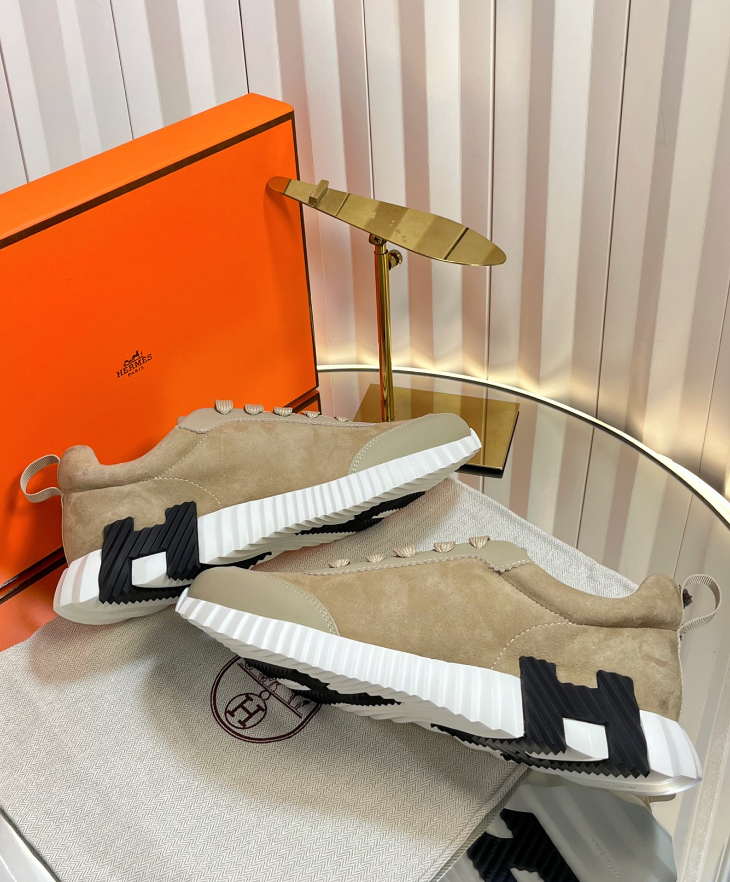 Bouncing Sneaker