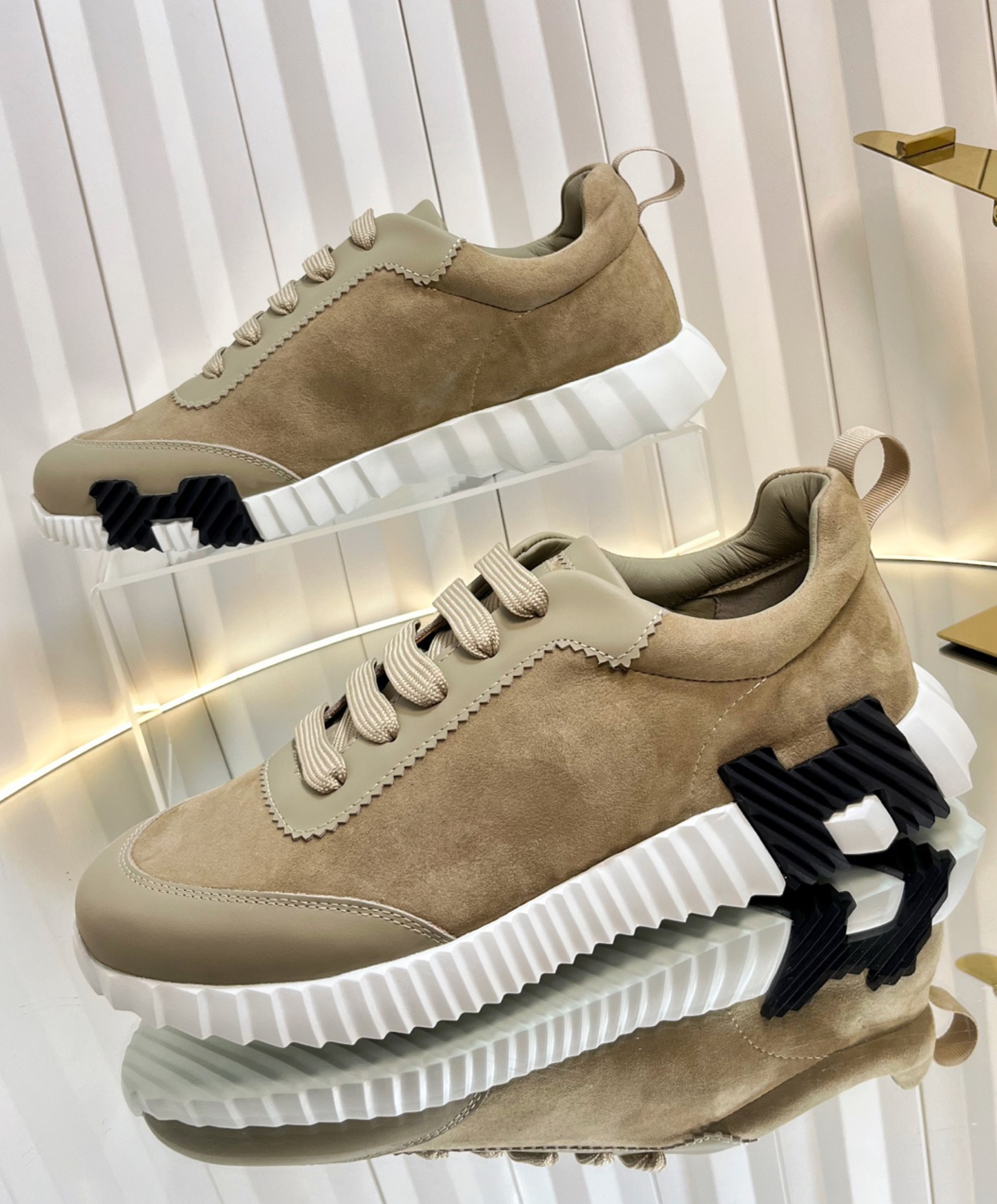 Bouncing Sneaker