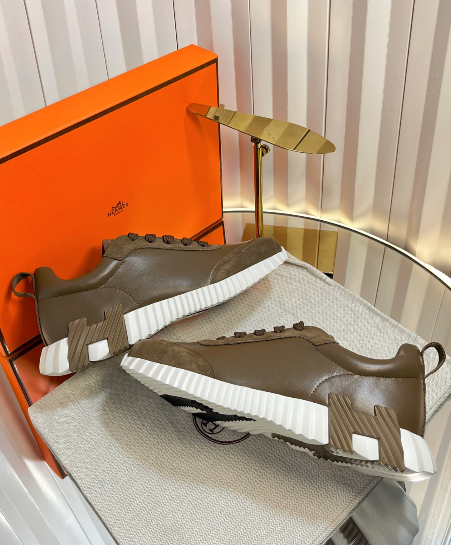 Bouncing Sneaker
