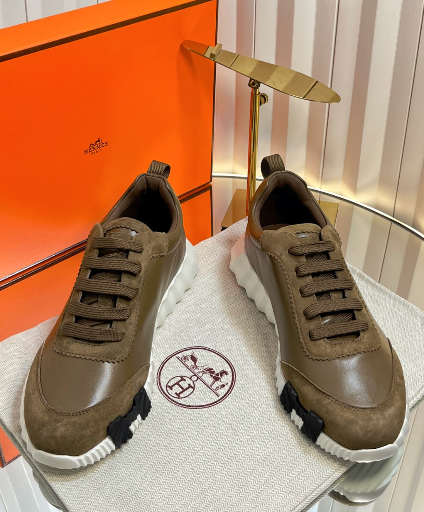 Bouncing Sneaker