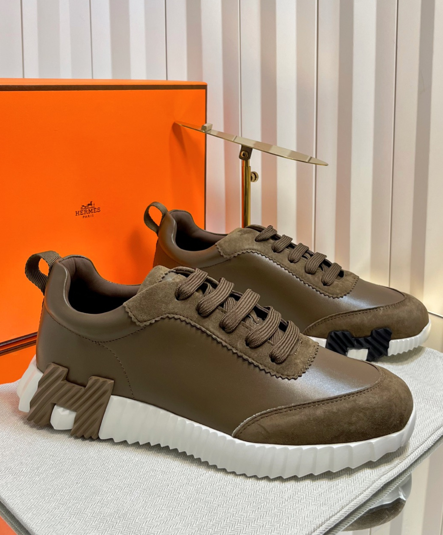Bouncing Sneaker