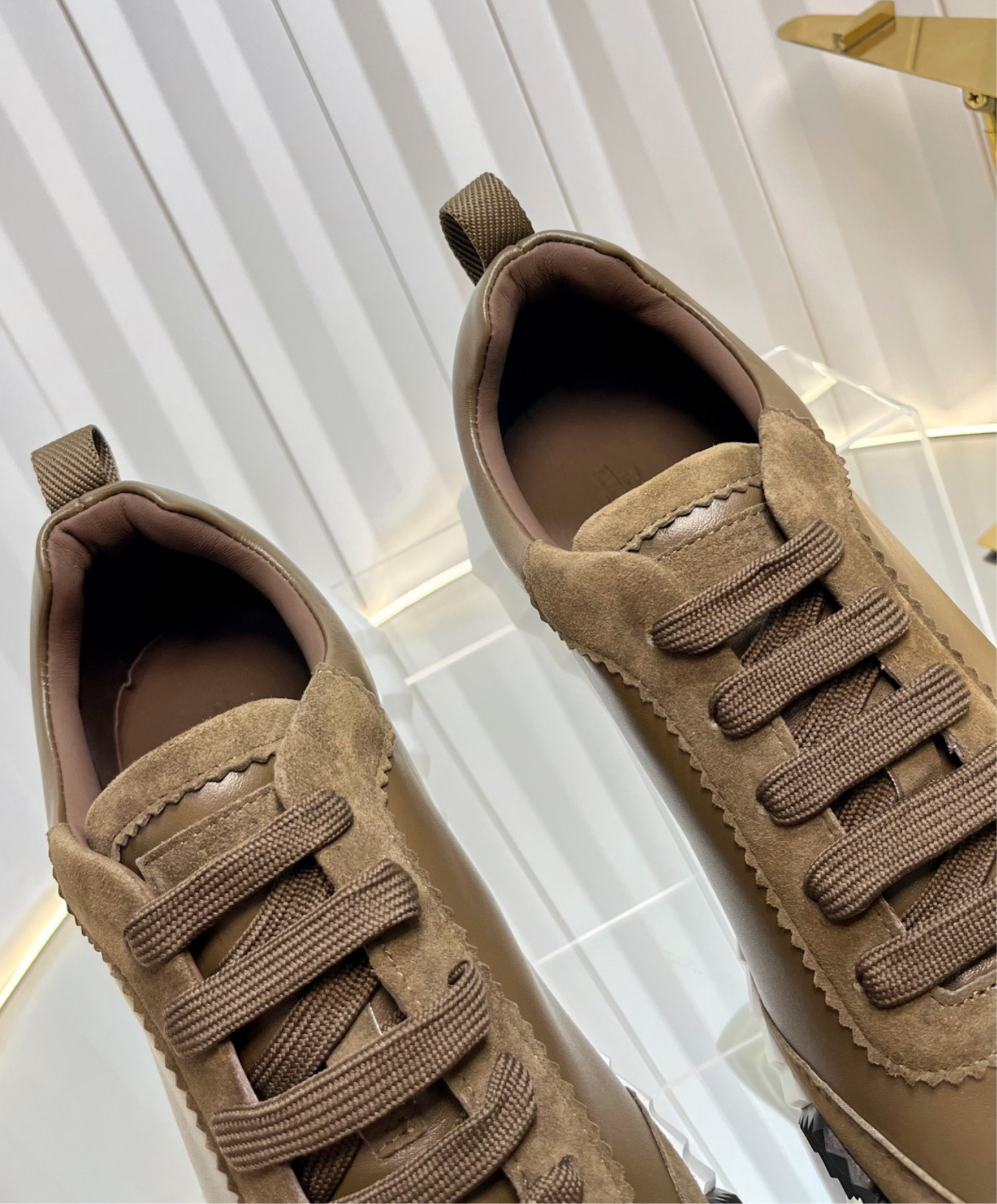 Bouncing Sneaker