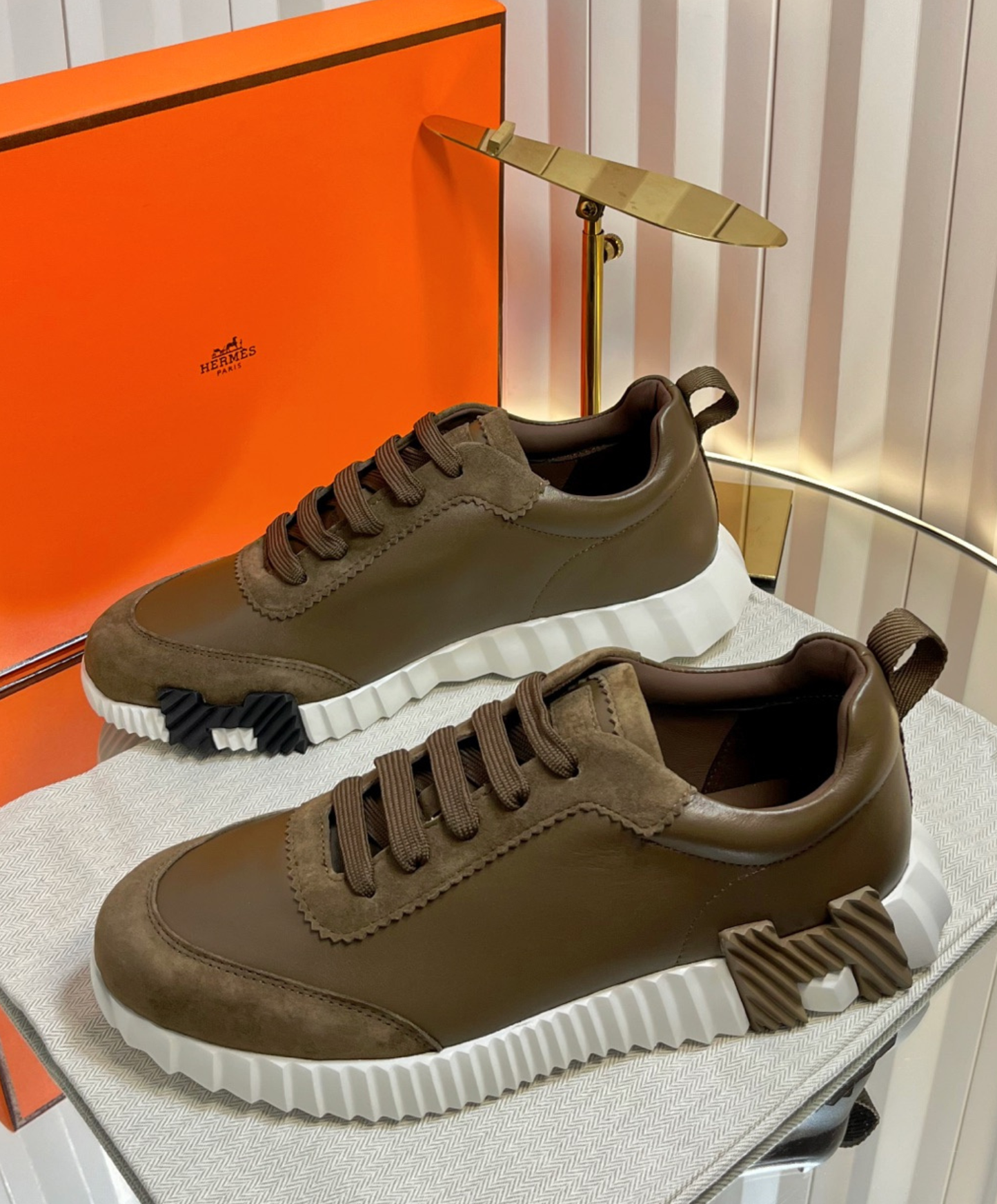 Bouncing Sneaker