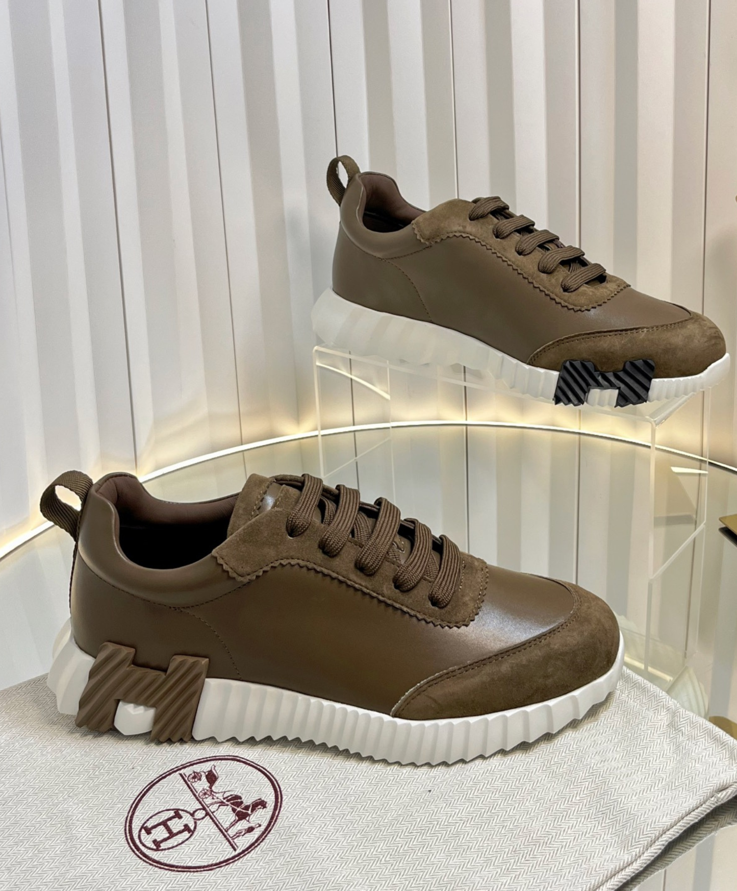 Bouncing Sneaker