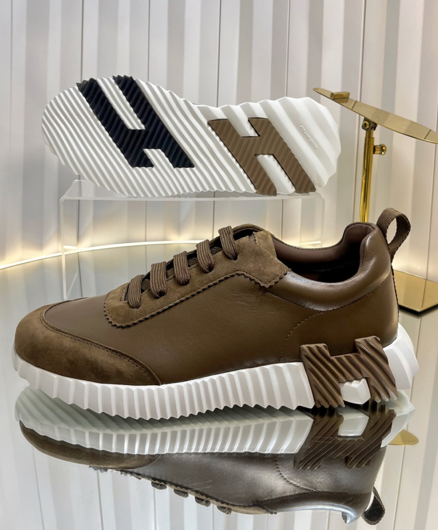 Bouncing Sneaker
