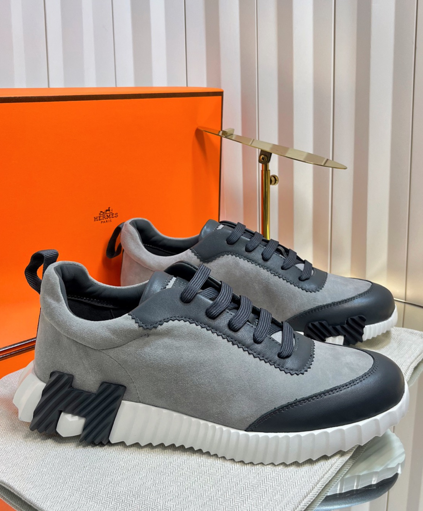 Bouncing Sneaker