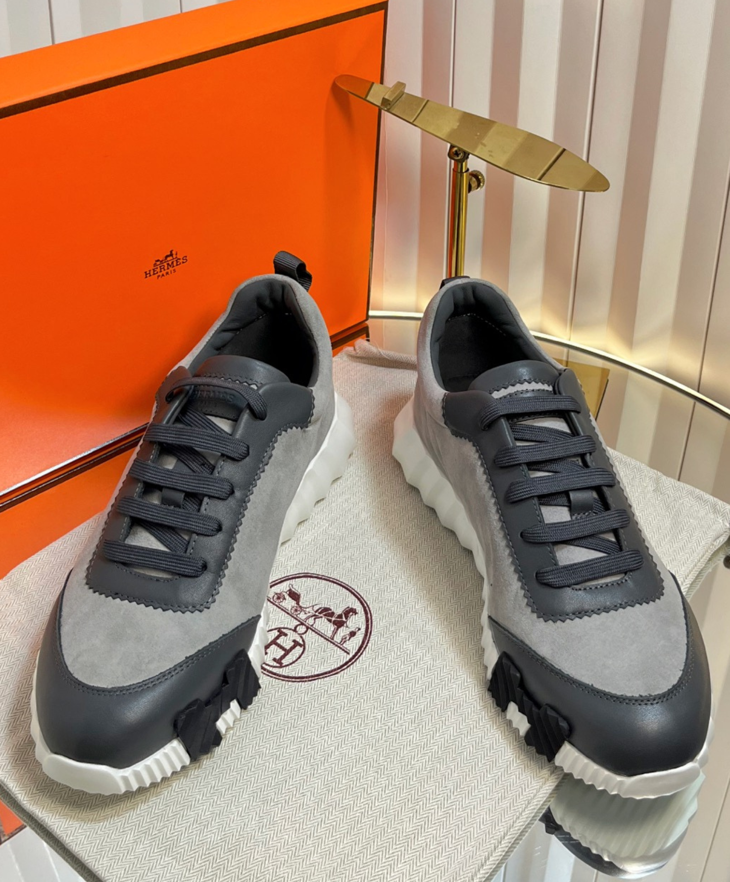Bouncing Sneaker