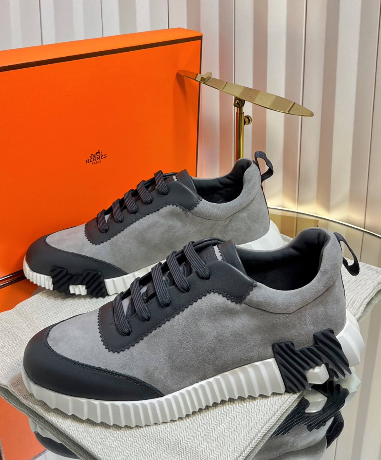 Bouncing Sneaker