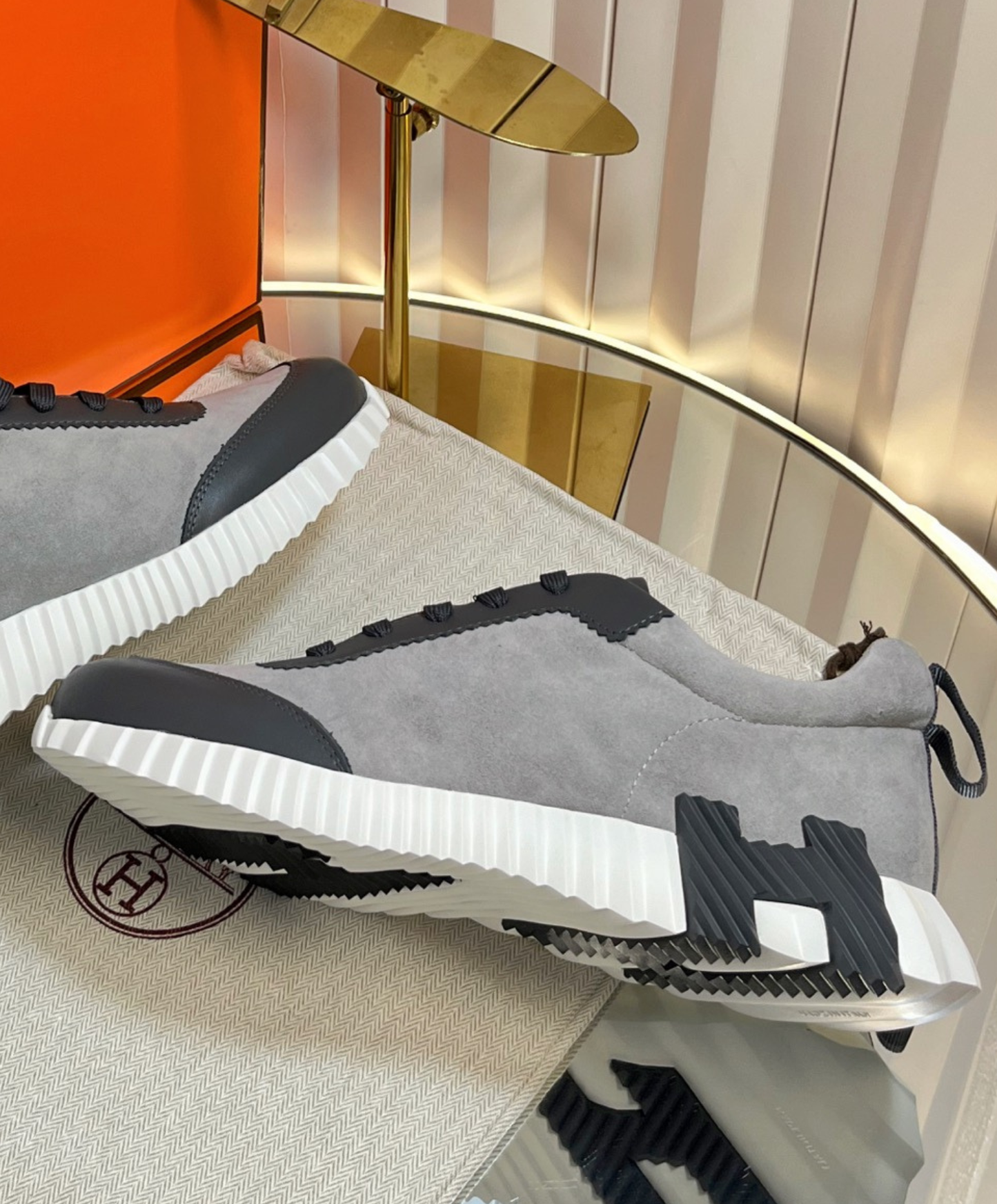 Bouncing Sneaker