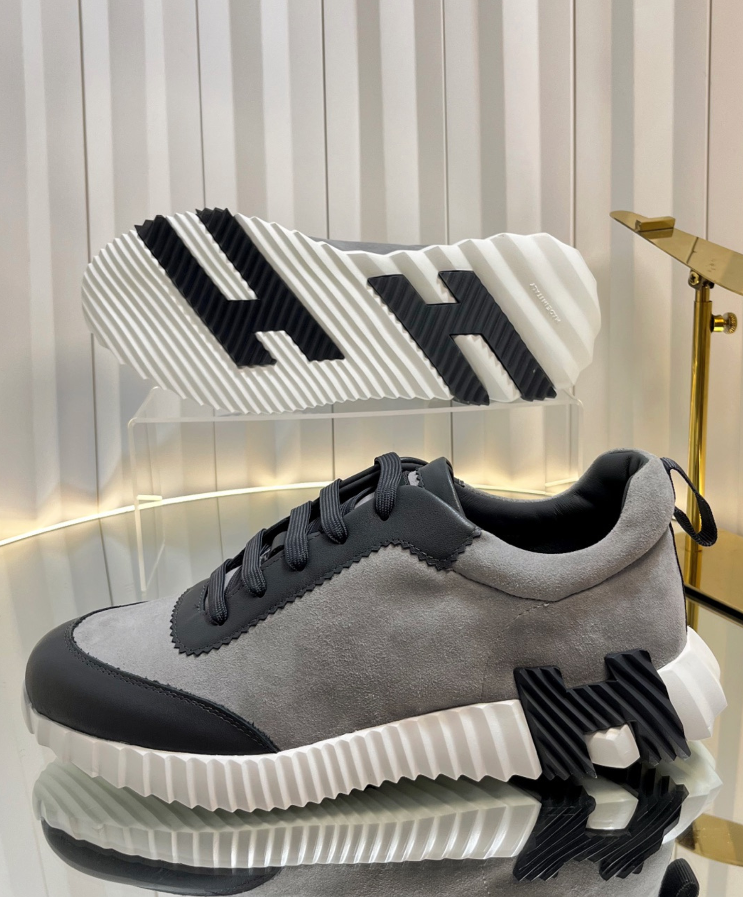 Bouncing Sneaker