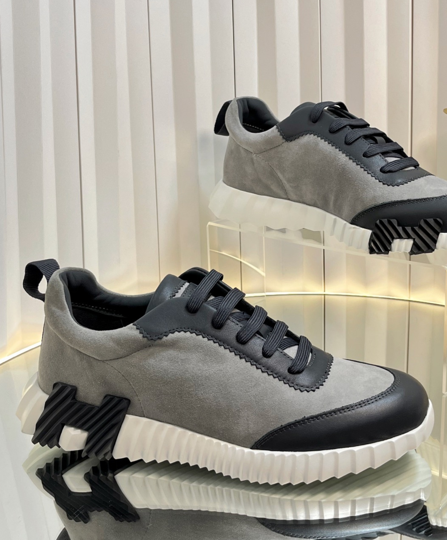 Bouncing Sneaker