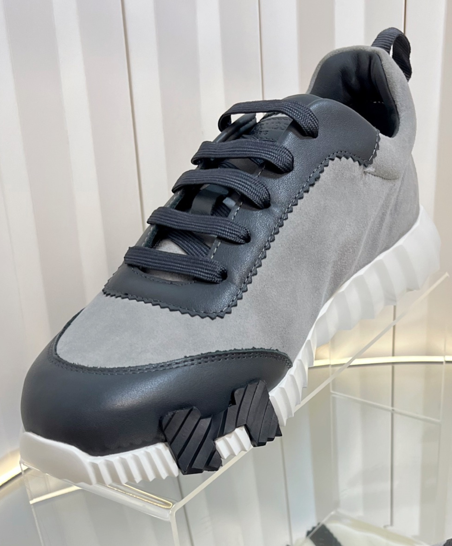 Bouncing Sneaker