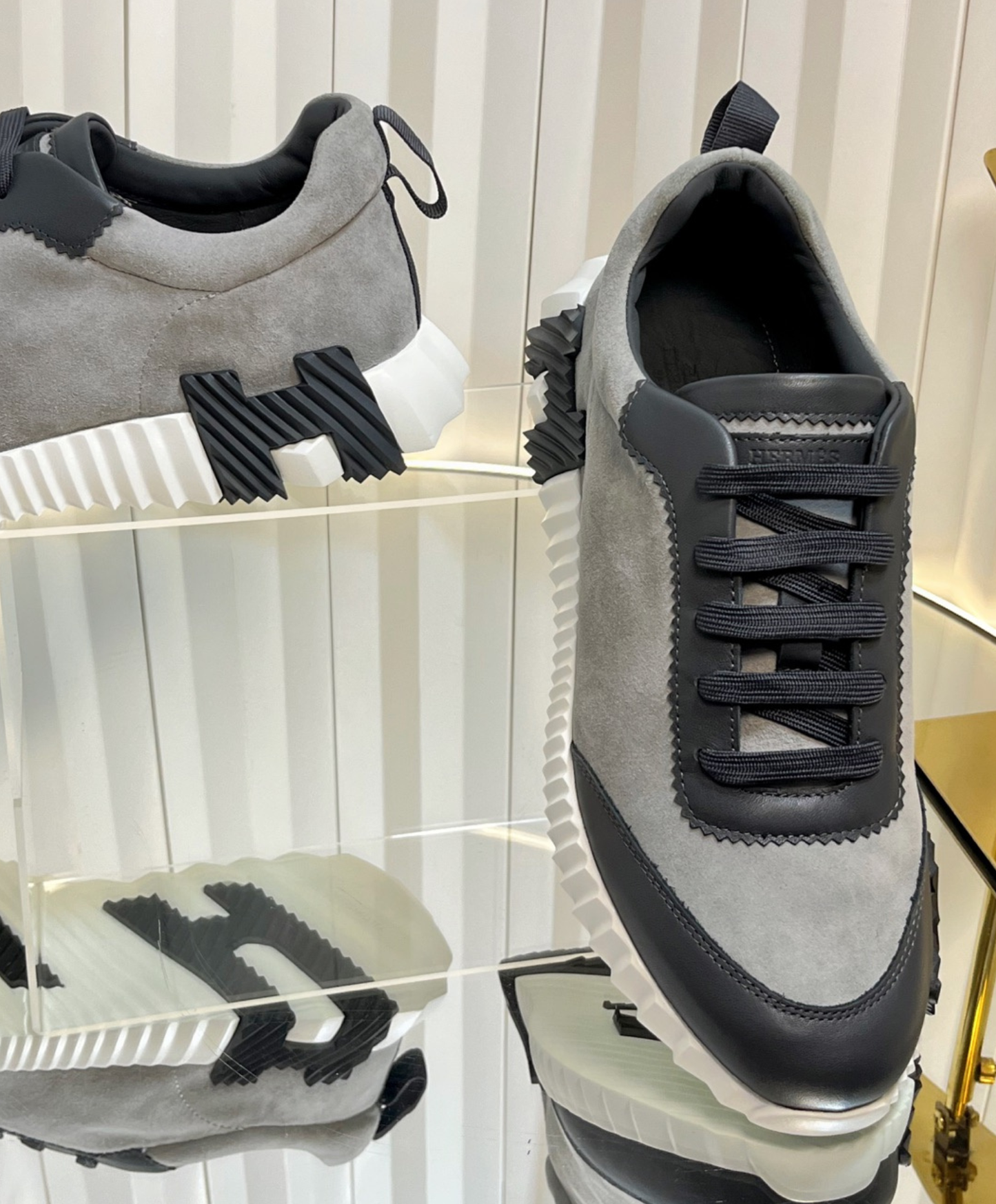 Bouncing Sneaker