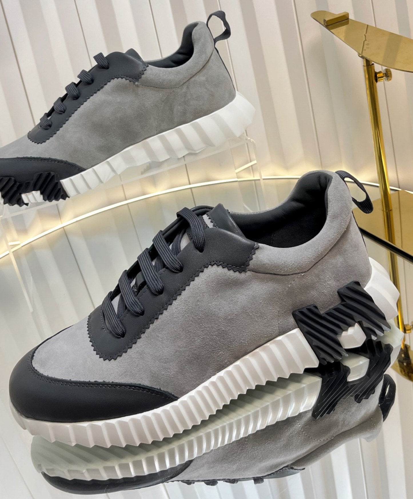 Bouncing Sneaker