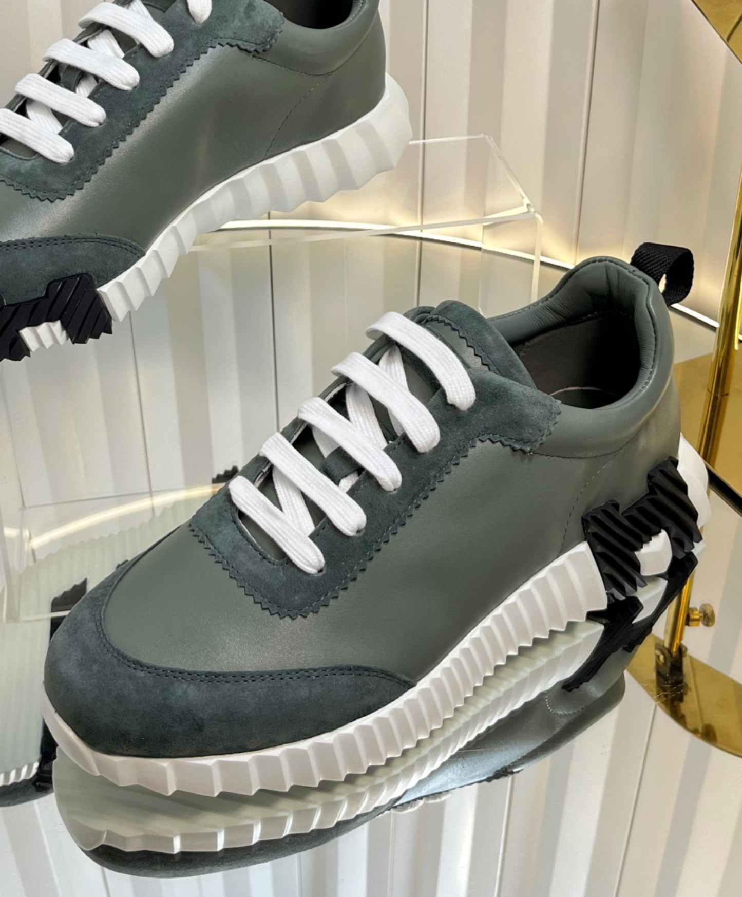 Bouncing Sneaker
