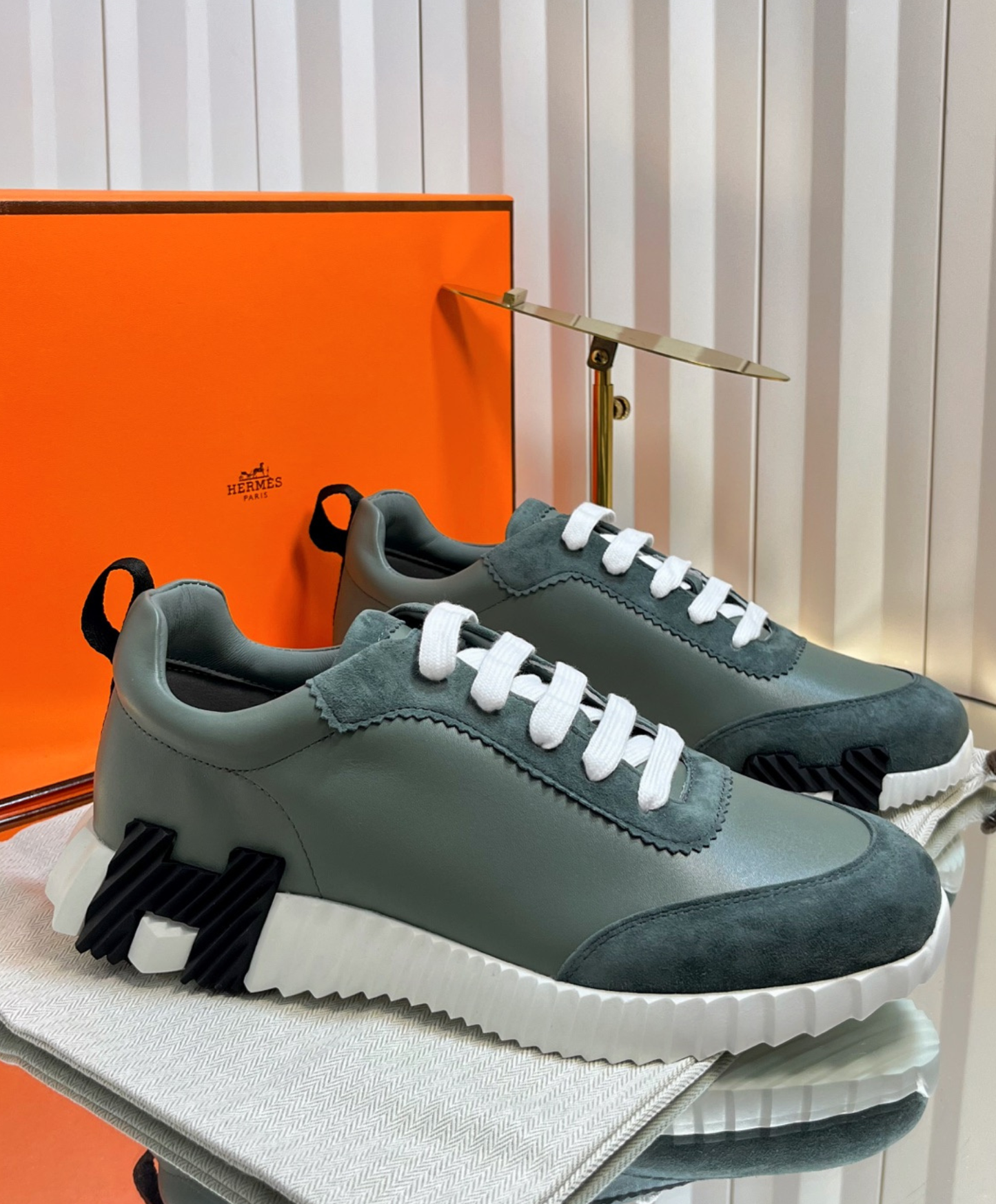 Bouncing Sneaker