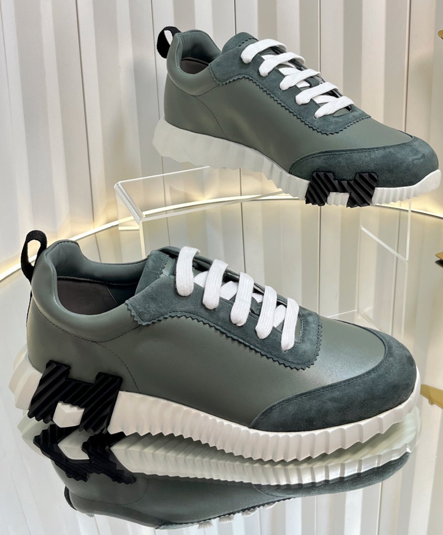 Bouncing Sneaker