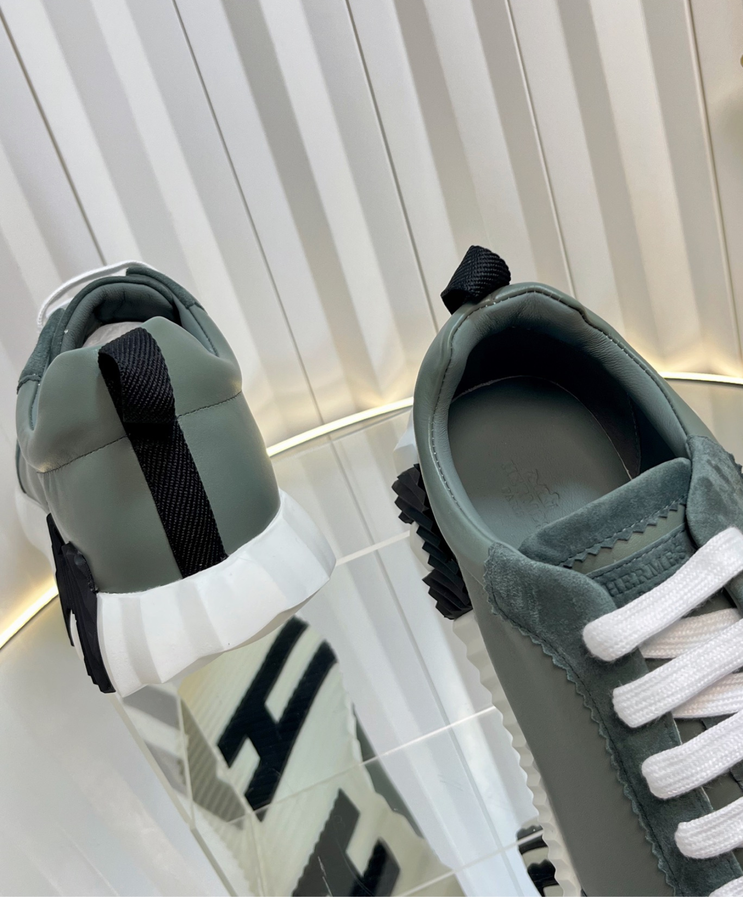 Bouncing Sneaker