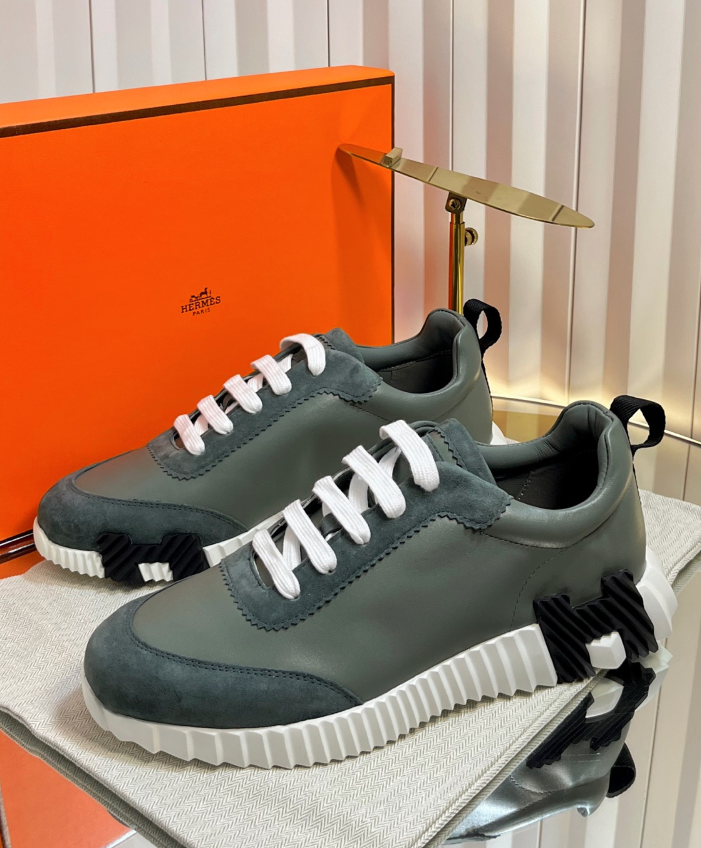 Bouncing Sneaker
