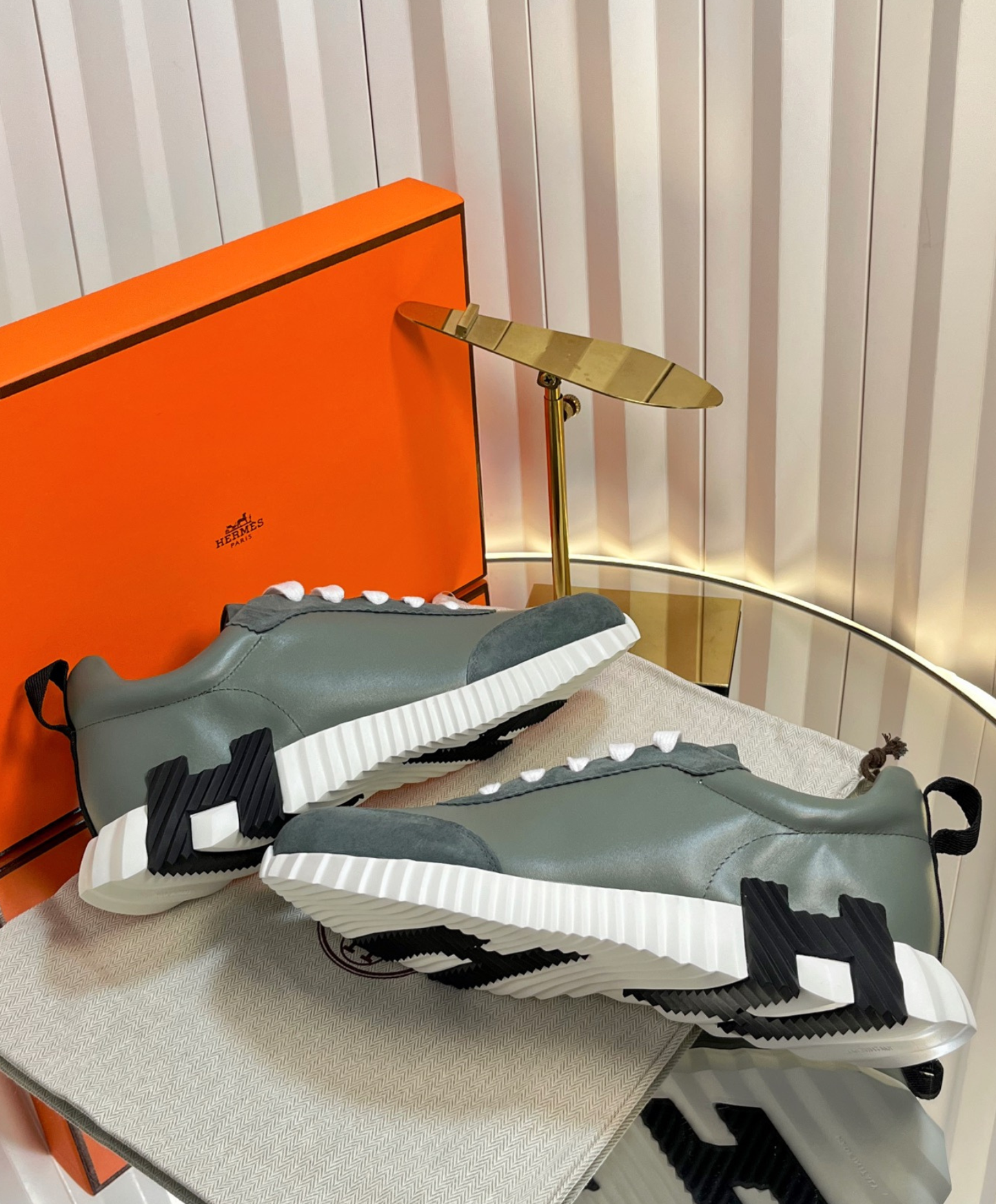 Bouncing Sneaker