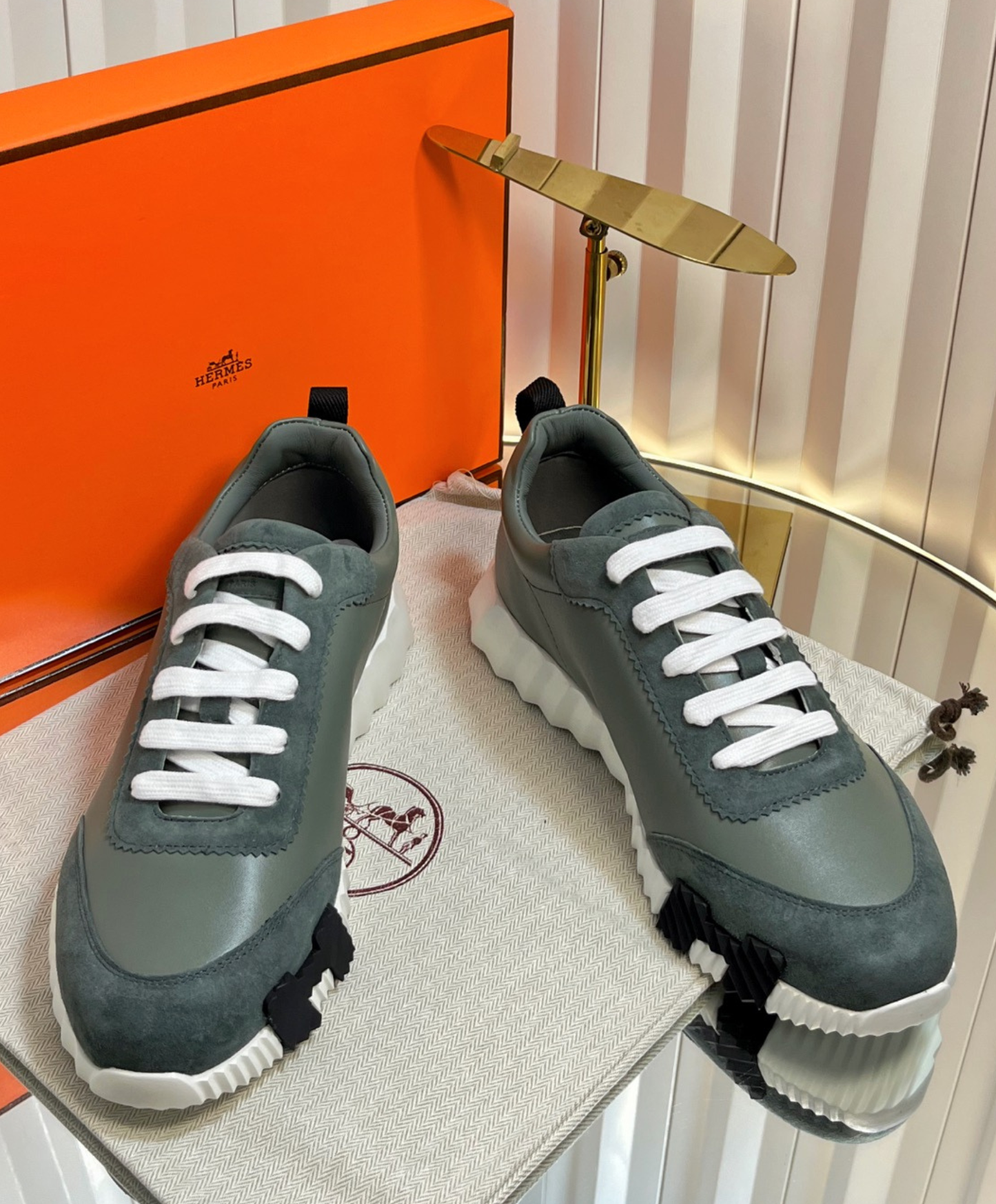 Bouncing Sneaker
