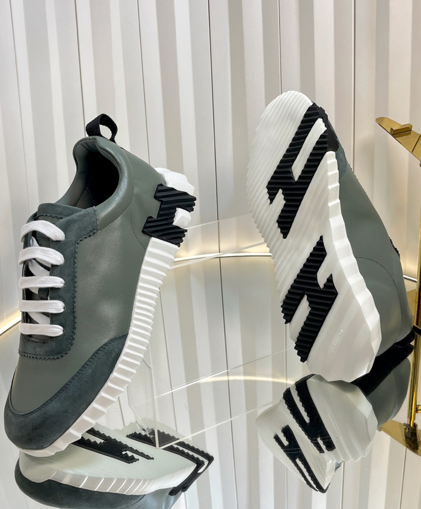 Bouncing Sneaker