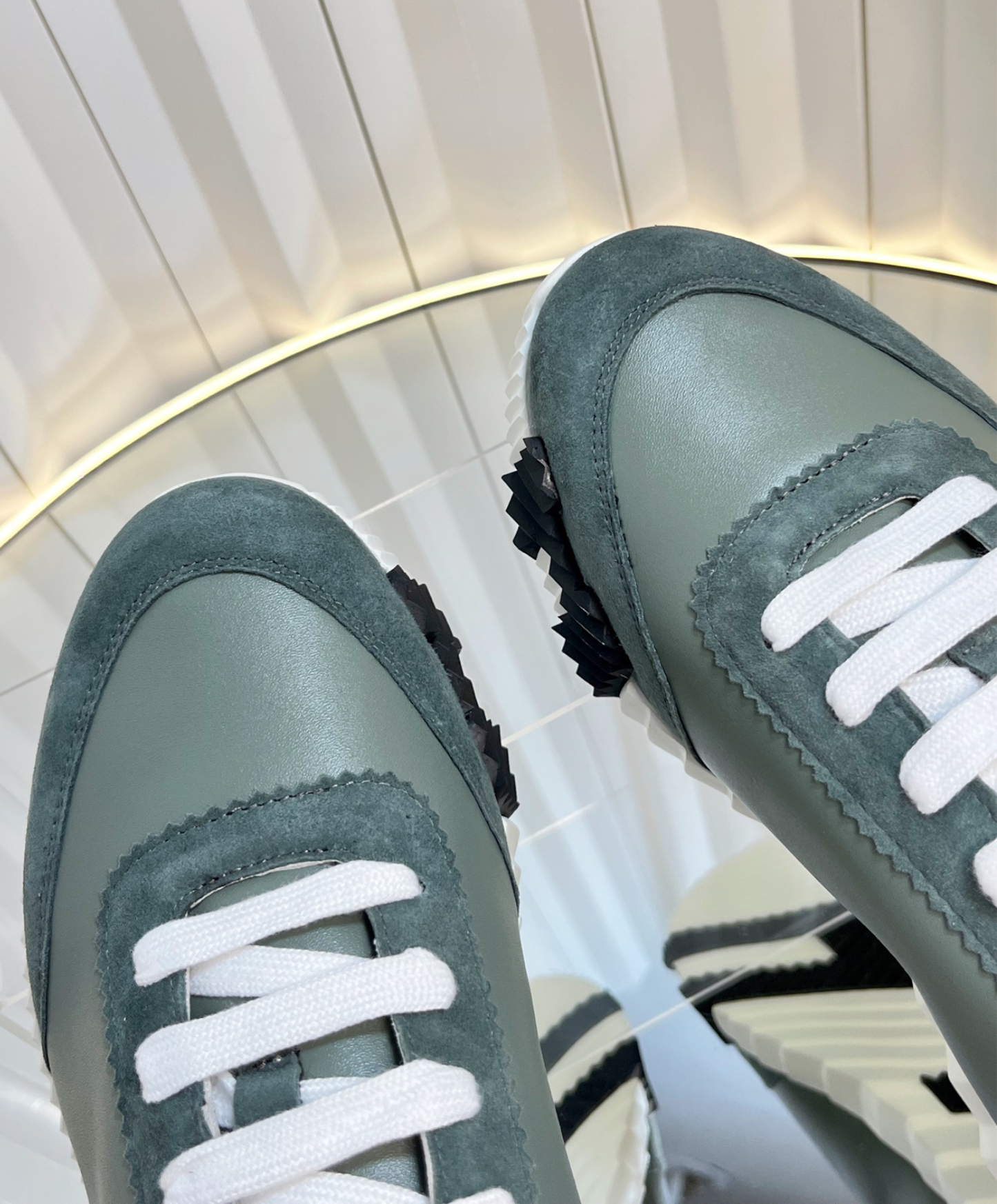 Bouncing Sneaker