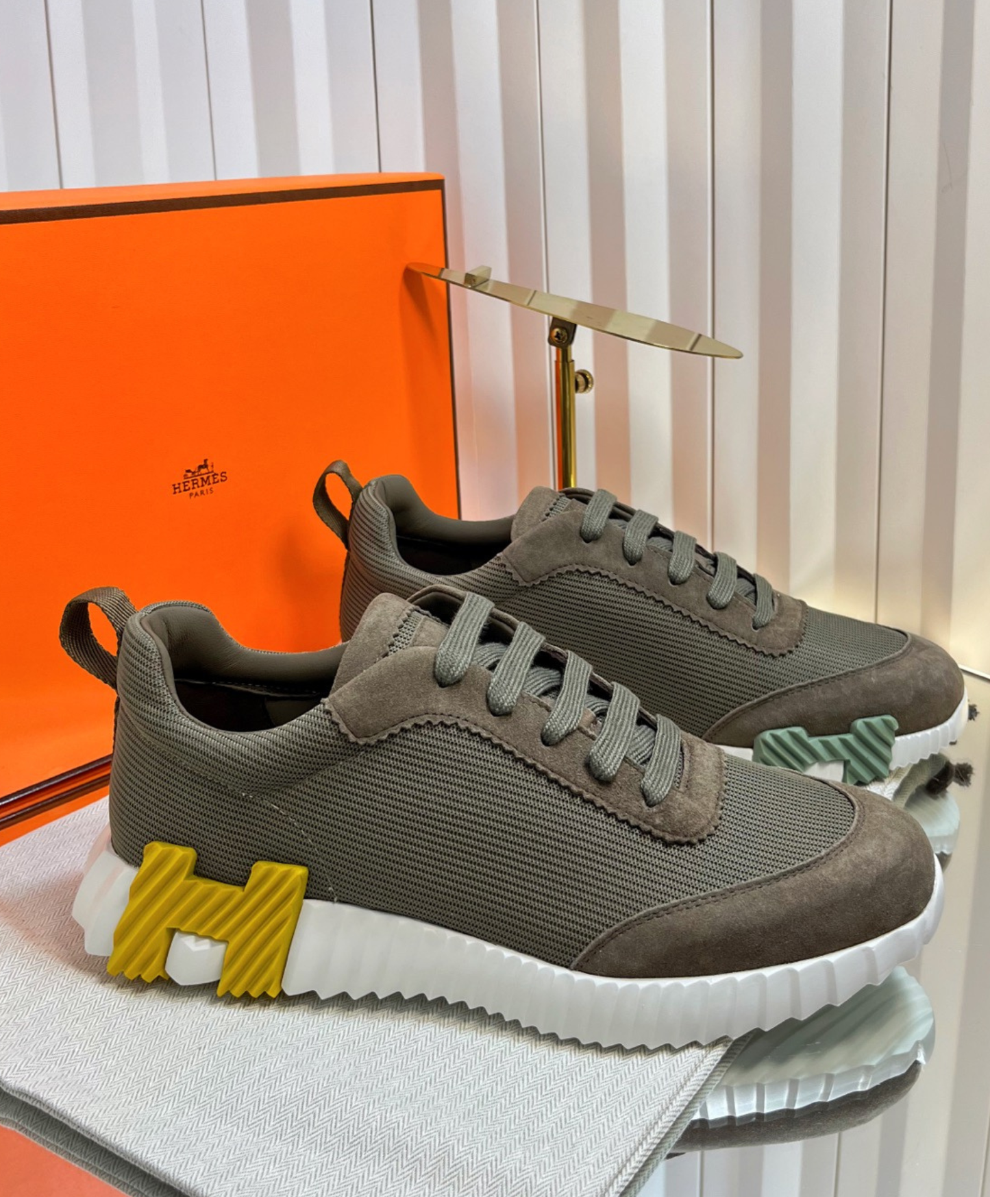Bouncing Sneaker