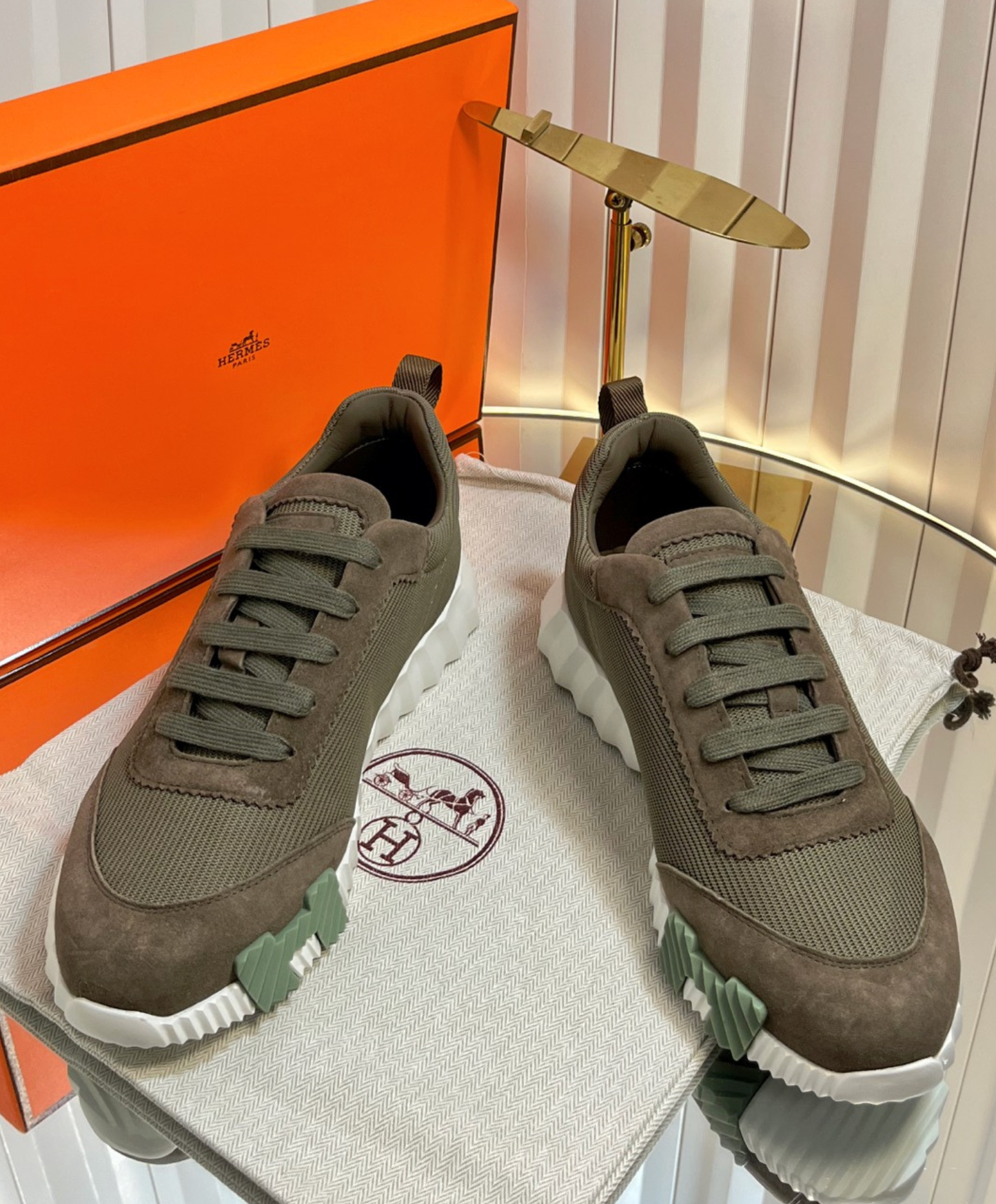 Bouncing Sneaker