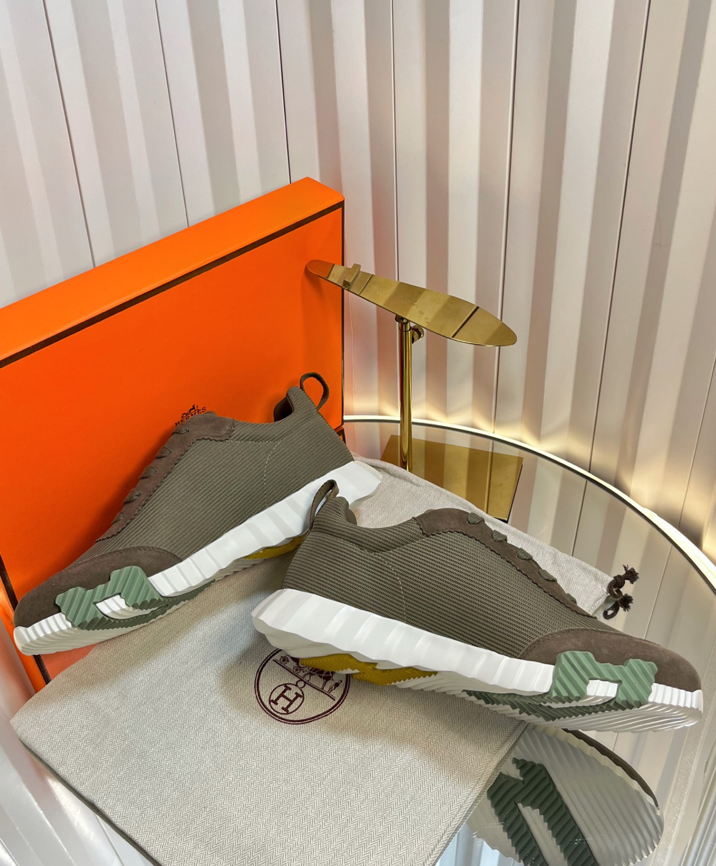 Bouncing Sneaker