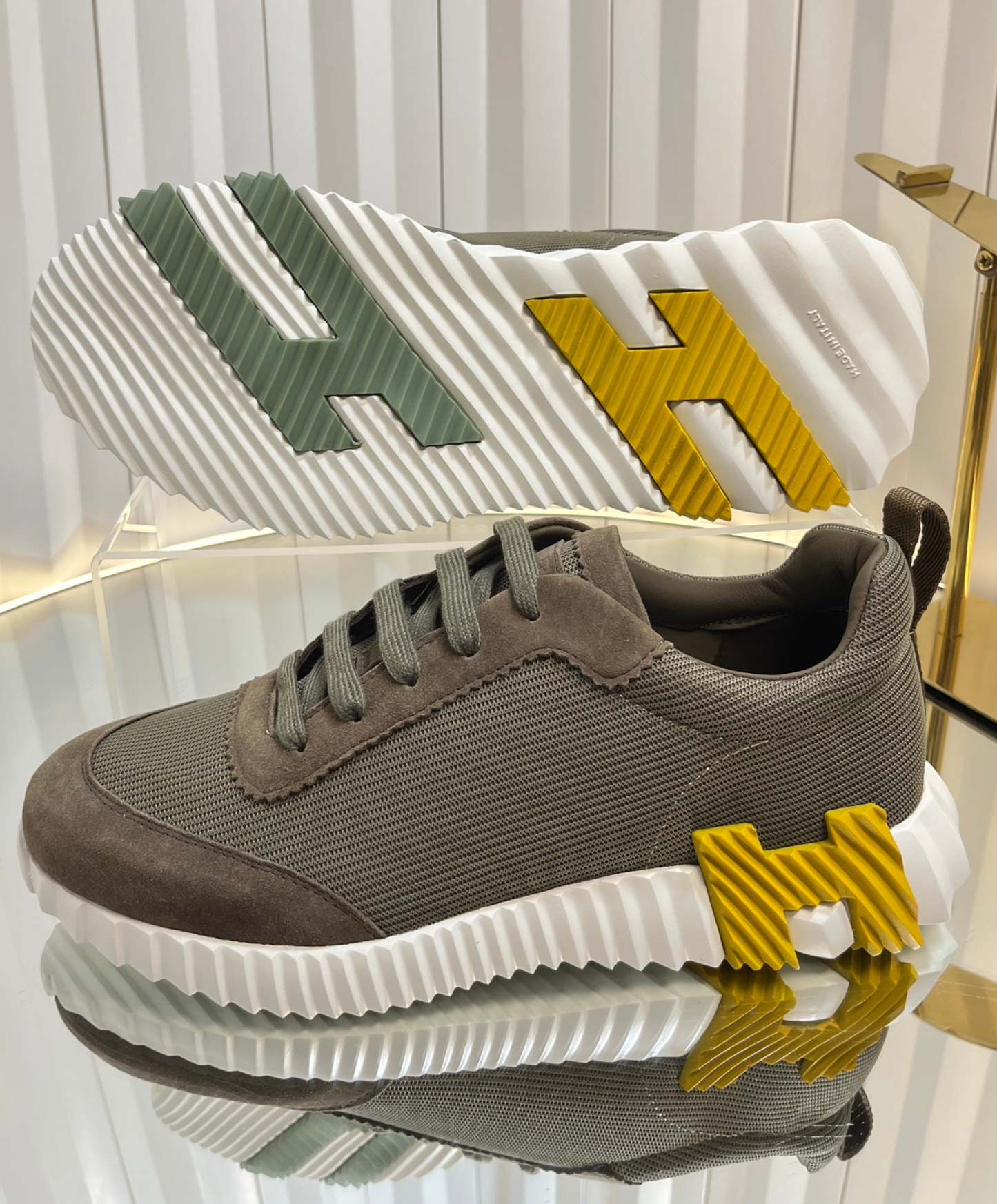 Bouncing Sneaker