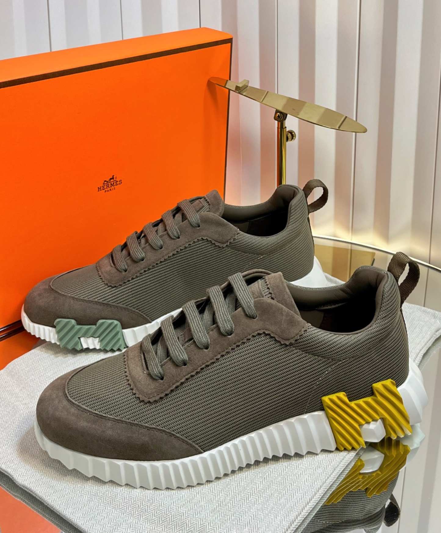 Bouncing Sneaker