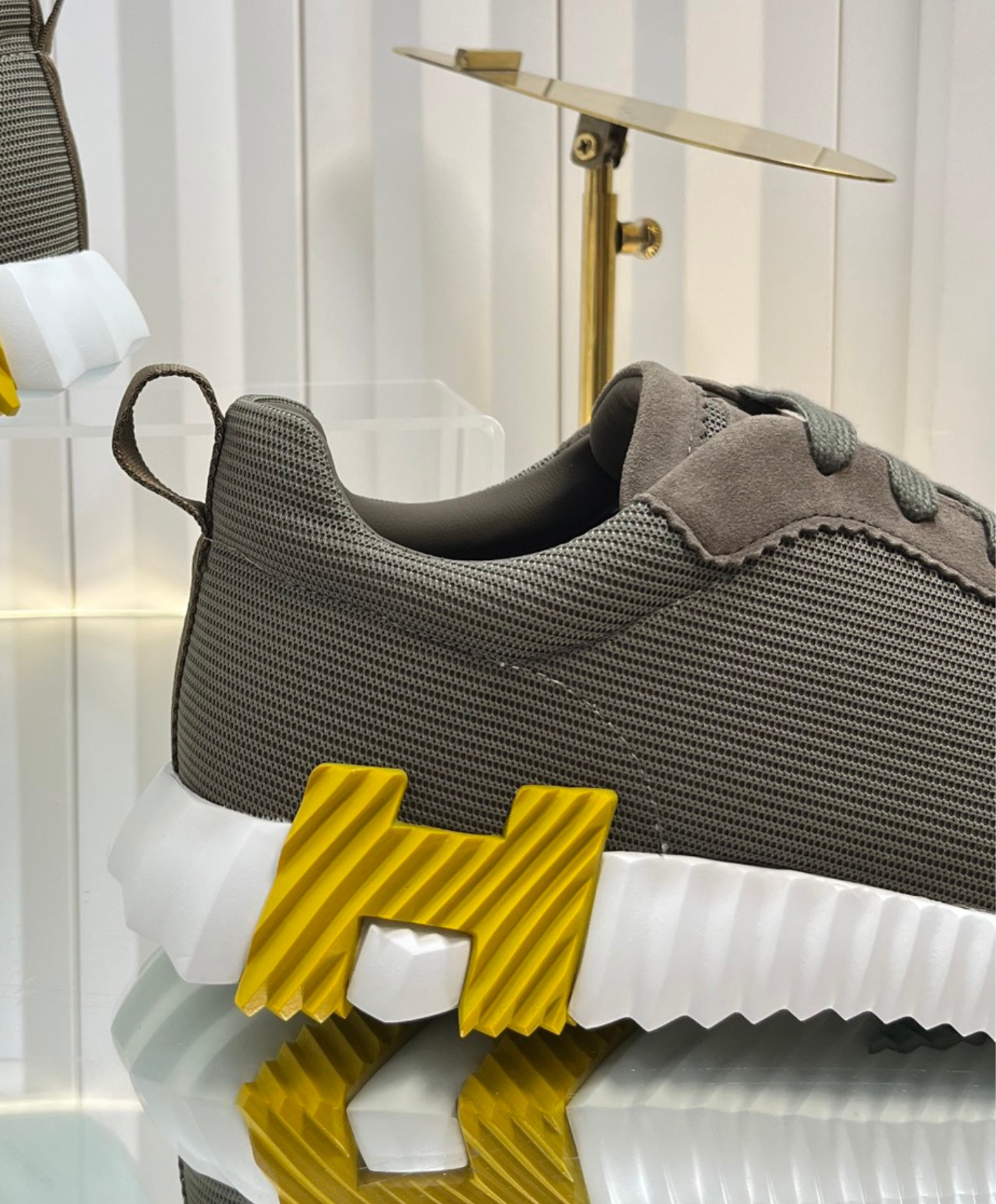 Bouncing Sneaker