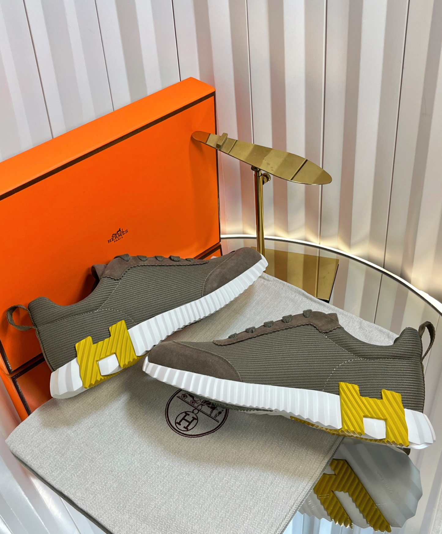 Bouncing Sneaker